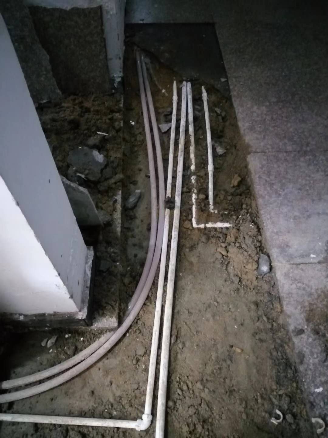 玛多漏水，切勿盲目乱刨乱砸