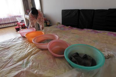 玛多楼上漏水，住户失联，小区没物管，业主维权难！律师来支招……